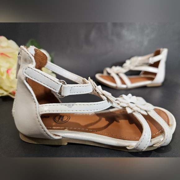 Girls White Flower Flat Sandals - Picture 2 of 12